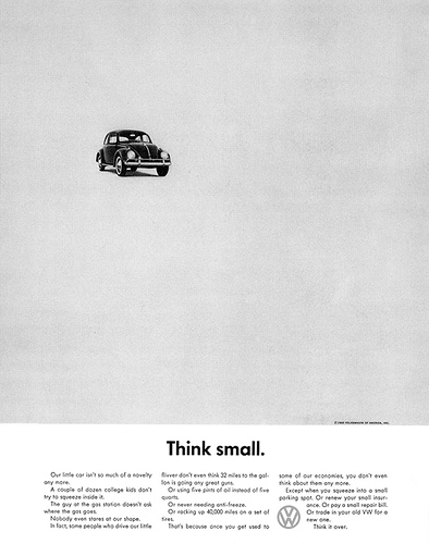 
Imagen de la campaña de Volkswagen Think Small (piensa en pequeño) en la que se observa un VW Beetle (el mítico Escarabajo) aislado de color negro sobre un fondo gris claro para focalizar la atención del lector sobre el vehículo y enfatizar su pequeño tamaño.